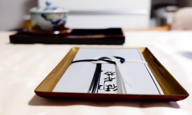 御布施の金額や渡すタイミングって?